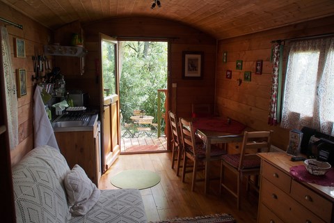 Wohnraum mit Küche und Terrasse